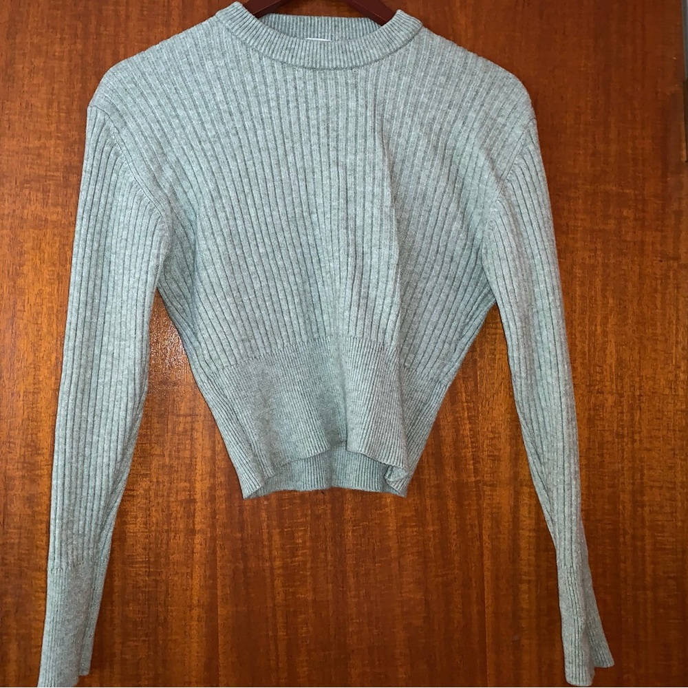 Green knit sweater cropped